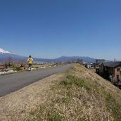 風景の関係性から導かれた傾いた壁