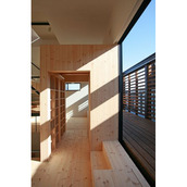 収納ボックスを通してリビングとダイニングが行き来できる