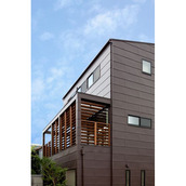 南側外観　デッキテラスを見る