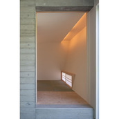 斜めの壁を利用した間接照明のある和室