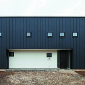 幹線道路側の窓の大きさを抑えた外観