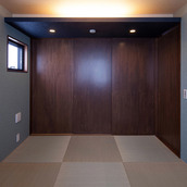 濃い茶色の建具のモダンな和室
