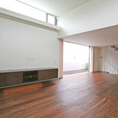 高窓から光が射すリビングダイニング