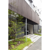 木製格子のバルコニー