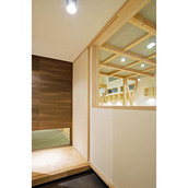 各部屋とのつながりを意識した玄関