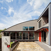 ガルバリウム鋼板とリシンの外壁の外観