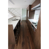 アイランド型キッチンカウンターと背面収納