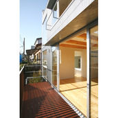 木製デッキバルコニーとリビング