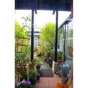 テラスから中庭を通して見る居間棟と廊下