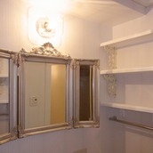 ロココ調の三面鏡と棚