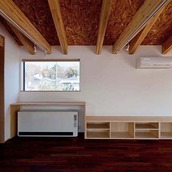 蓄熱暖房機のある2階子世帯リビング．窓からは石神井公園が見える