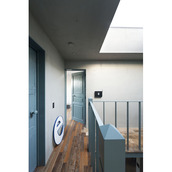 異なるデザインの扉と床材