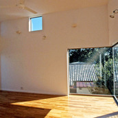 借景の緑を眺められる明るいリビング