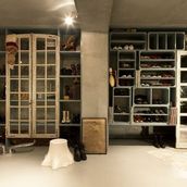 様々な大きさの箱を積み上げたシューズクローク