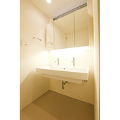 水栓が2ヶ所ある洗面台