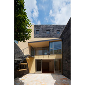 屋外階段が設置された中庭