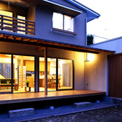 夕涼み以外にも、日向ぼっこや客寄せもできる広い縁側