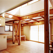 筋交いをアクセントとしてそのまま見せた居間食事室