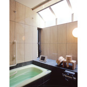 ハイサイドライトと出窓のある浴室