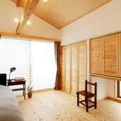 屋根形状そのままの勾配天井となっている主寝室