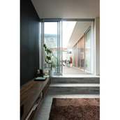 リビングから見るデッキ空間