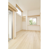 ハイサイドライトの高窓と3.5mの広々とした寝室