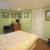 うすいグリーンと白でまとめられた寝室