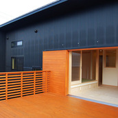 リビング〜外部デッキの全開放木製引戸