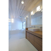 木天井のパウダールームと一体化した広い浴室