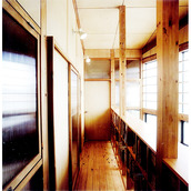 本棚のある２階廊下の写真