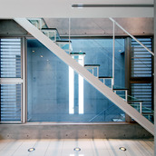 外部から閉じた半外空間と内部を繋げる大きな開口部