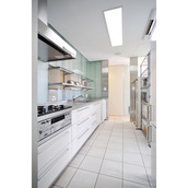 二つ目のガラスの箱（キッチン）