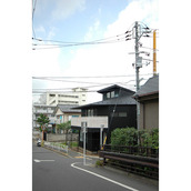 黒いガルバリウム鋼板の外観