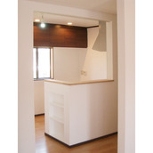 廊下を挟んだ収納を改造したキッチン