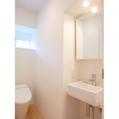 コンパクトな洗面器のあるトイレ