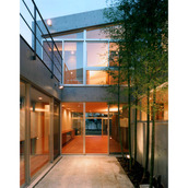 親世帯の中庭からLDKを通して東側庭を見る