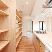 キッチンを壁の囲いから開放