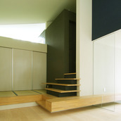 玄関から続くベンチが外と内をつなぐ