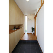 明かり取りの窓とクローゼットがついた玄関