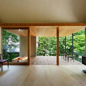 テラスへとつながるリビングダイニング