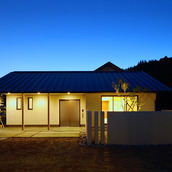 山間にたたずむ和モダン住宅の夕景