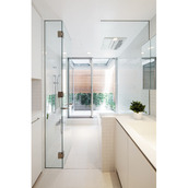 直線の導線が移動しやすい浴室と洗面室