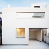 白い外壁がモダンな印象の外観