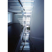 屋上から玄関まで光を落すガラス階段