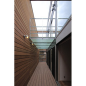 空を見上げる明るいウッドデッキ