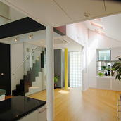 階段はガラスの手摺で透過性と拡がりを