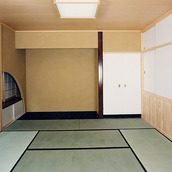 床の間も畳と同じ高さのシンプルな和室