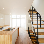 無垢フローリングと材質を合わせたシンプルな印象のキッチン