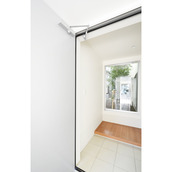 中庭が見える玄関