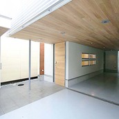 天井や扉には優しい無垢材を選択